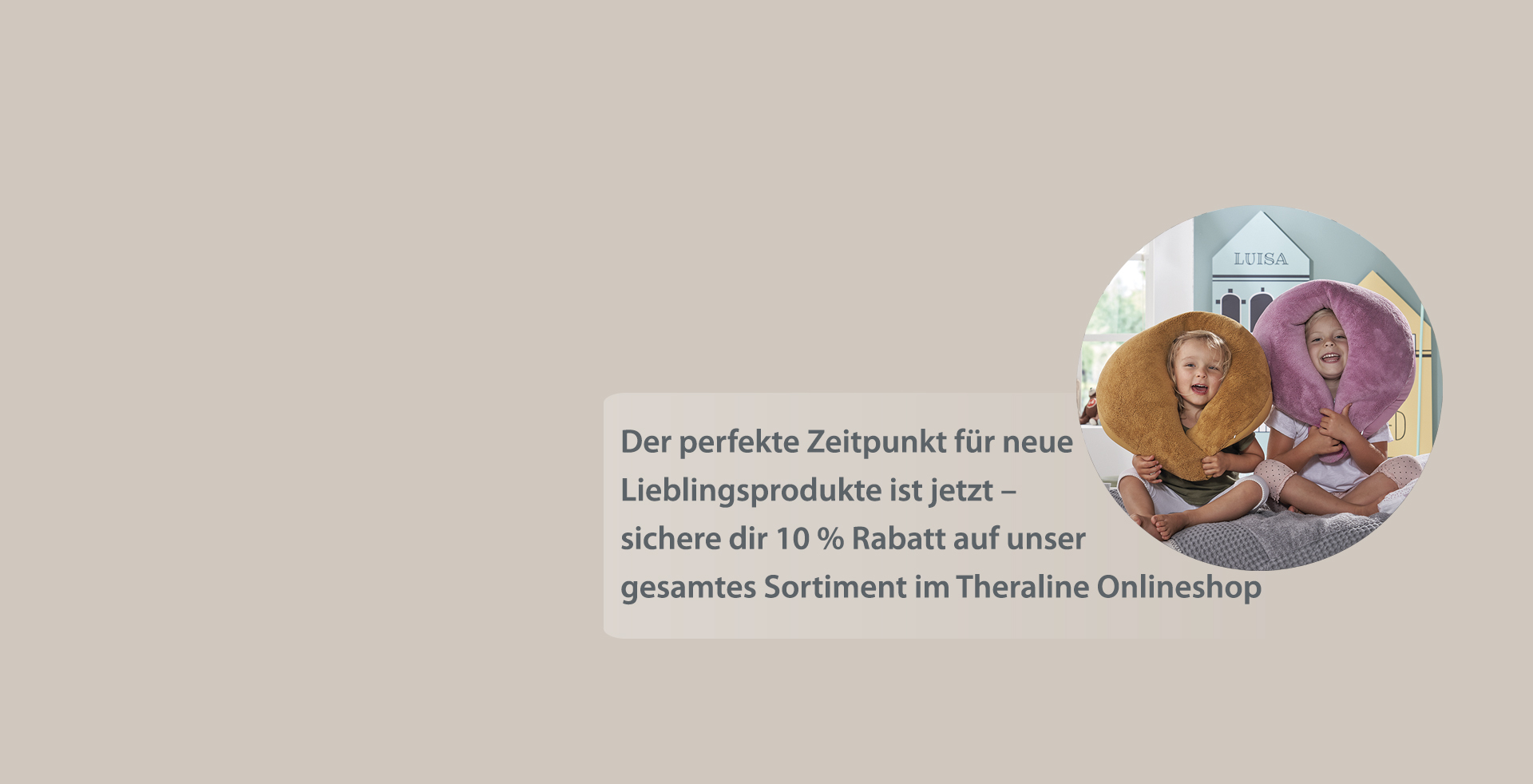 Zwei lachende Kinder sitzen auf einer Couch und tragen große, runde Kissen um den Hals. Rechts neben ihnen steht Schrift: 