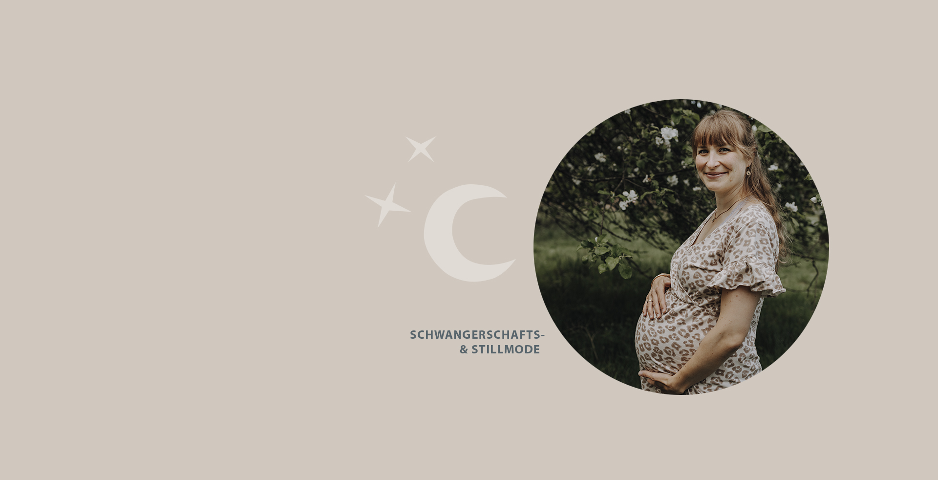 Eine schwangere Frau hält liebevoll ihren Bauch, während sie in einem geblümten Kleid im Garten lächelt. Links sind ein Mond, Sterne und der Text 