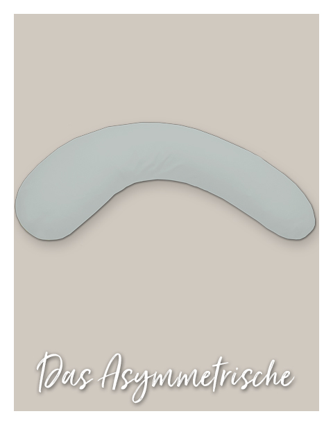 Ein gebogenes, asymmetrisches Kissen liegt auf einem einfarbigen Hintergrund. Darunter steht in dekorativer Schrift: \