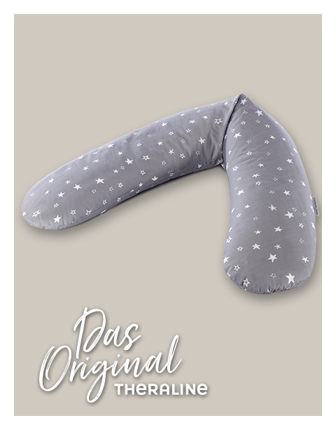 Ein gebogenes, asymmetrisches Kissen liegt auf einem einfarbigen Hintergrund. Darunter steht in dekorativer Schrift: 