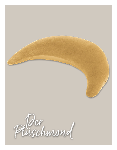 Ein halbmondförmiges, gelbes Kissen ruht auf einem hellen, einfarbigen Hintergrund. Unten steht in geschwungener.
