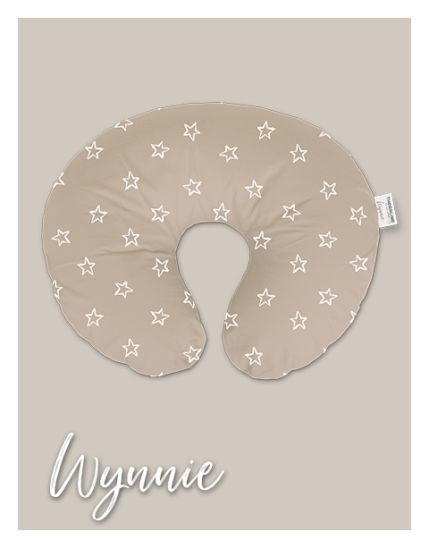 Halbrundes Kissen mit sternenförmigem Muster auf beigem Stoff, zeigt das Theraline-Etikett. Der Hintergrund ist einfarbig beige. Unten steht der Schriftzug.