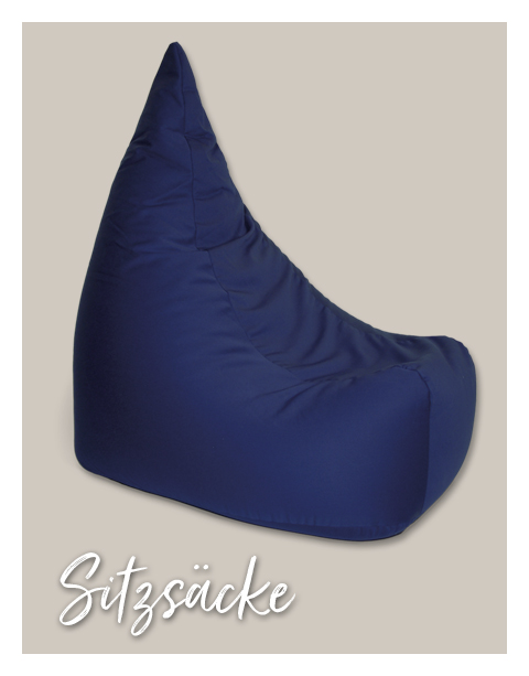 Ein dunkelblauer Sitzsack steht aufrecht, umgeben von einem einfarbigen, beigen Hintergrund. Unten links befindet sich der Text \