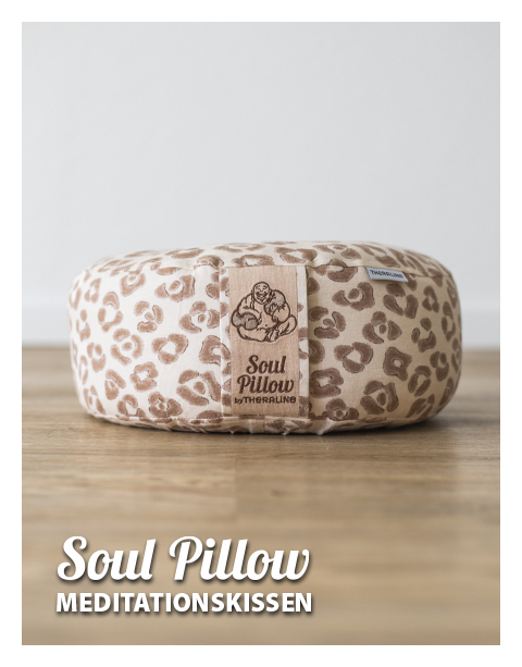 Auf dem Bild sieht man ein rundes Sitzkissen.
Es ist hellbeige und hat eine glatte, weiche Oberfläche. Das Kissen liegt auf einem hellen Untergrund und sieht bequem und ruhig aus.